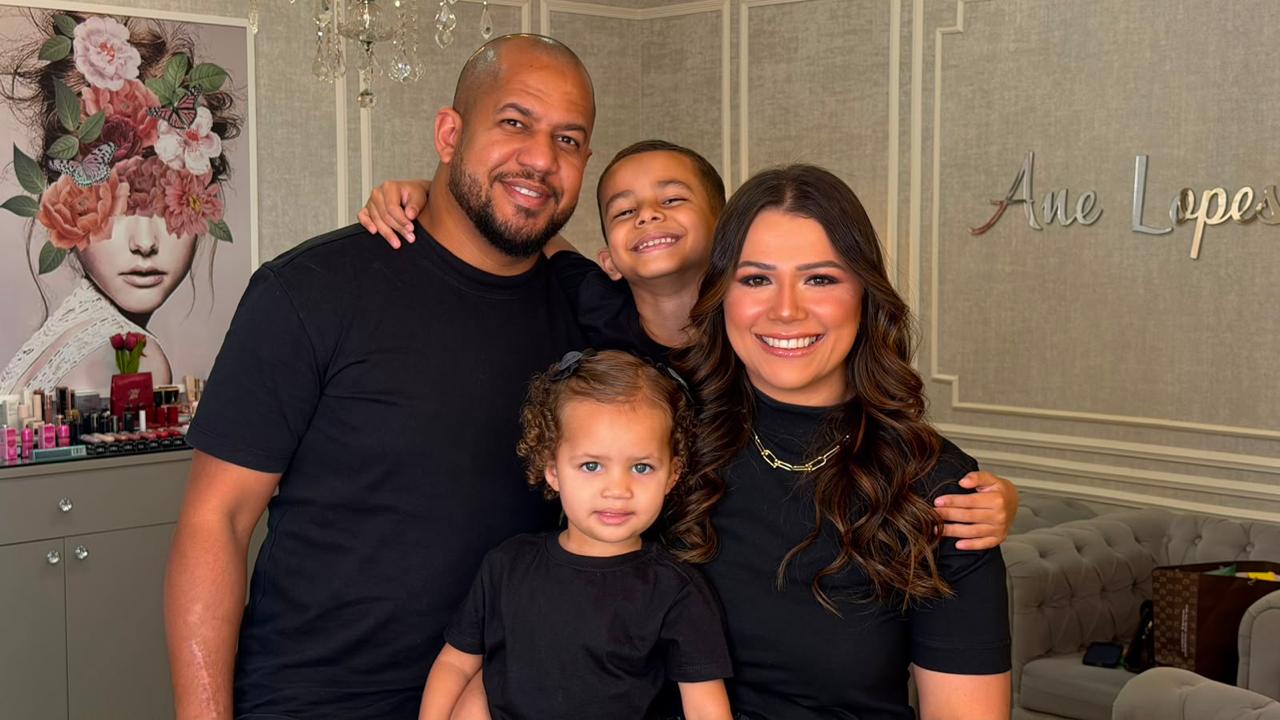 Carla Cruz com o marido e os filhos